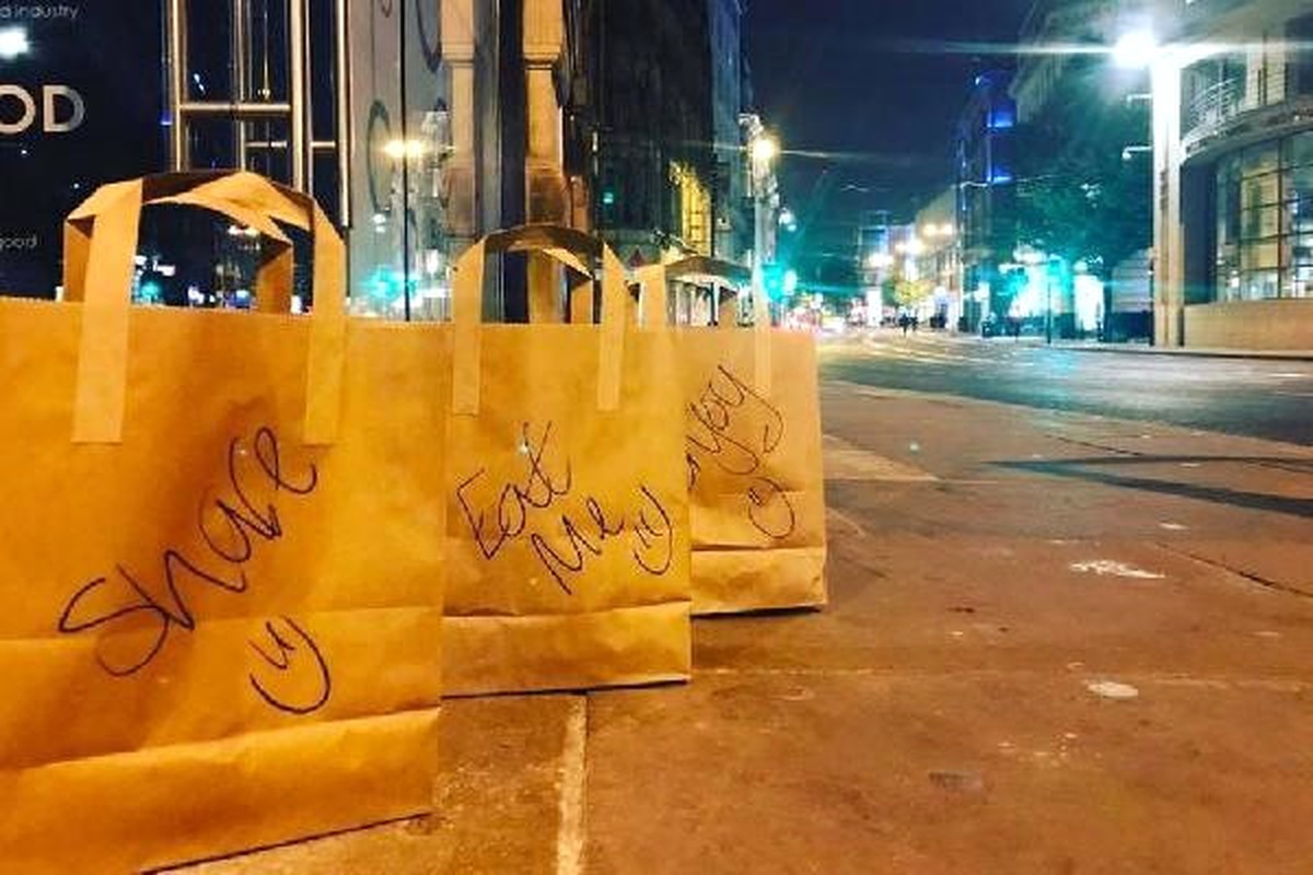 Manchester Sokaklarında Yiyecek Dolu Paketler