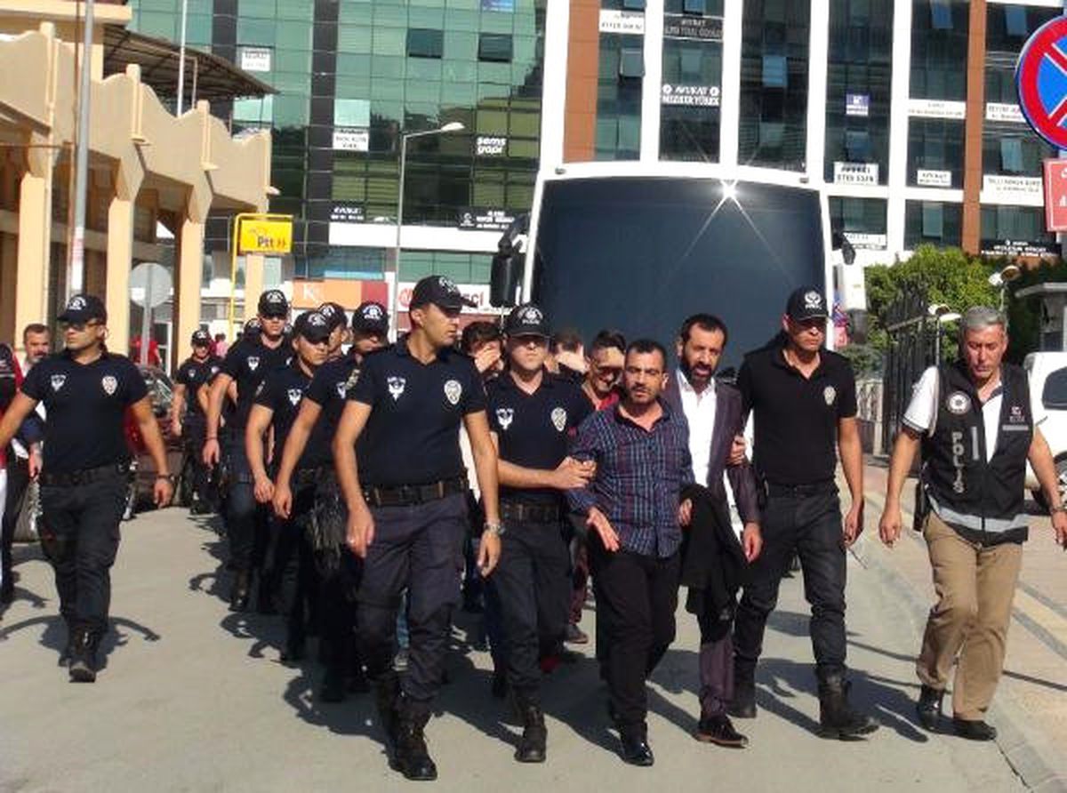Mersin\'de Emlak Dolandırıcılığı Şebekesi Çökertildi: 28 Gözaltı
