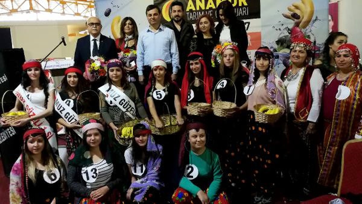 Muz Güzelleri\' Fuarı Renklendirdi