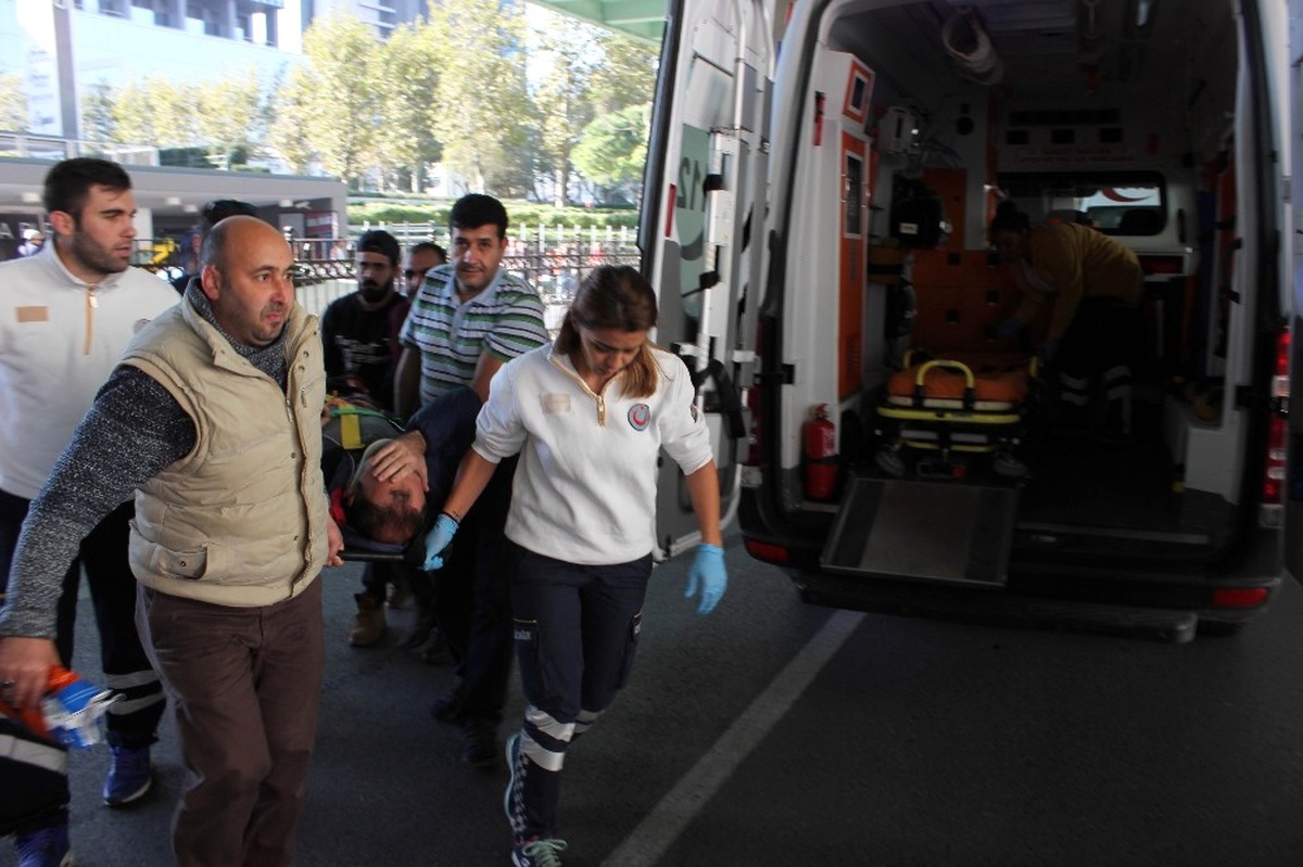 Taksi ile Motosiklet Çarpıştı: 1\'i Ağır 2 Yaralı