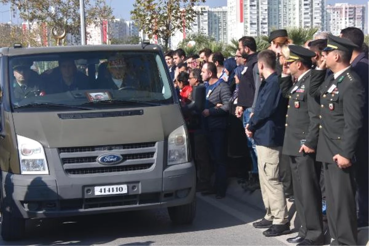 Selde Şehit Olan Topçu Onbaşı Parhan, İzmir\'den Gözyaşlarıyla Uğurlandı