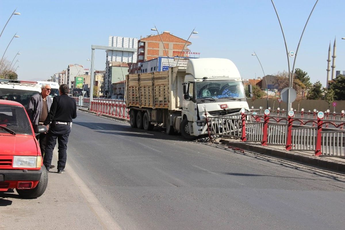 Sürücüsünün Direksiyon Hakimiyetini Kaybettiği Tır Bariyerlere Çarptı