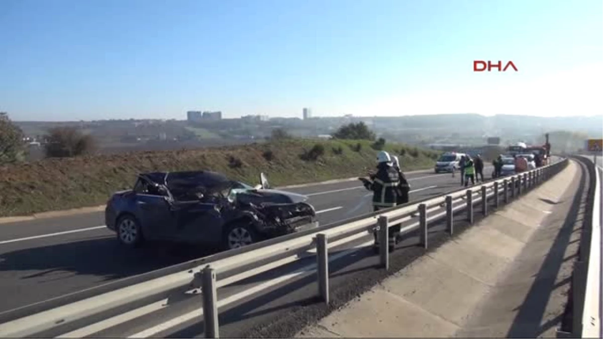 Tekirdağ Tır\'a Çarpan Otomobildeki 3 Kişi Yaralandı