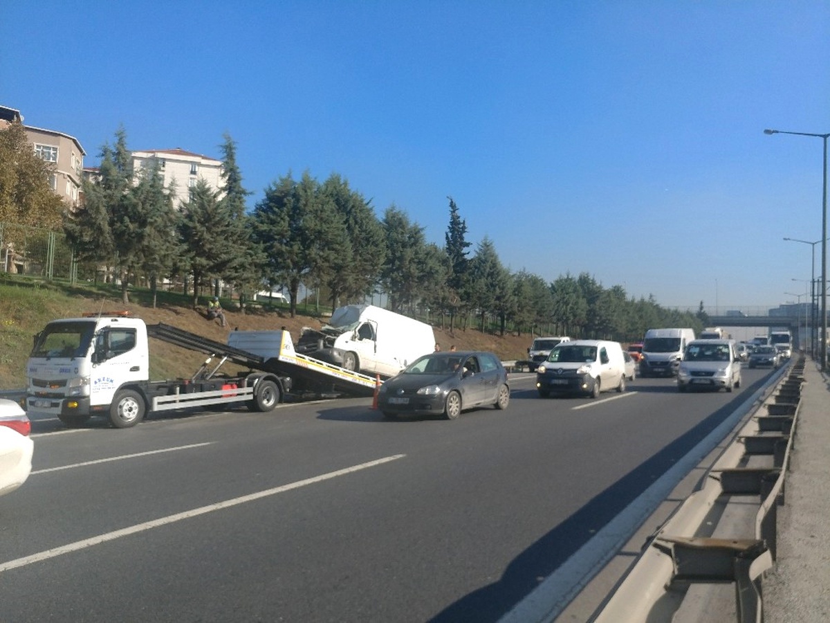 Tem Otoyolu\'nda Kontrolden Çıkan Kamyonet Bariyerlere Çarptı
