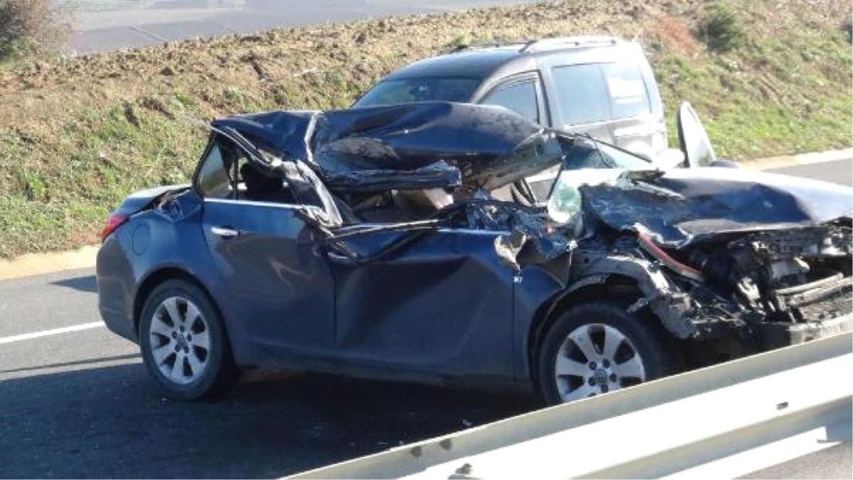 Tır\'a Çarpan Otomobildeki 3 Kişi Yaralandı