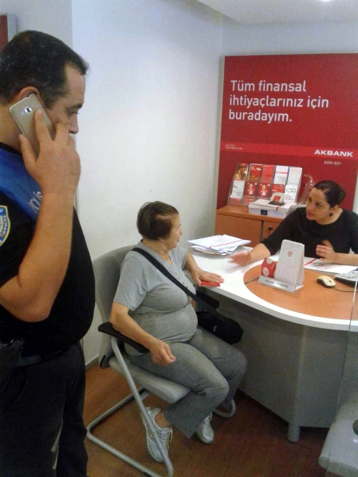 Toplum Destekli Polis Yaşlı Kadının Dolandırılmasını Önledi