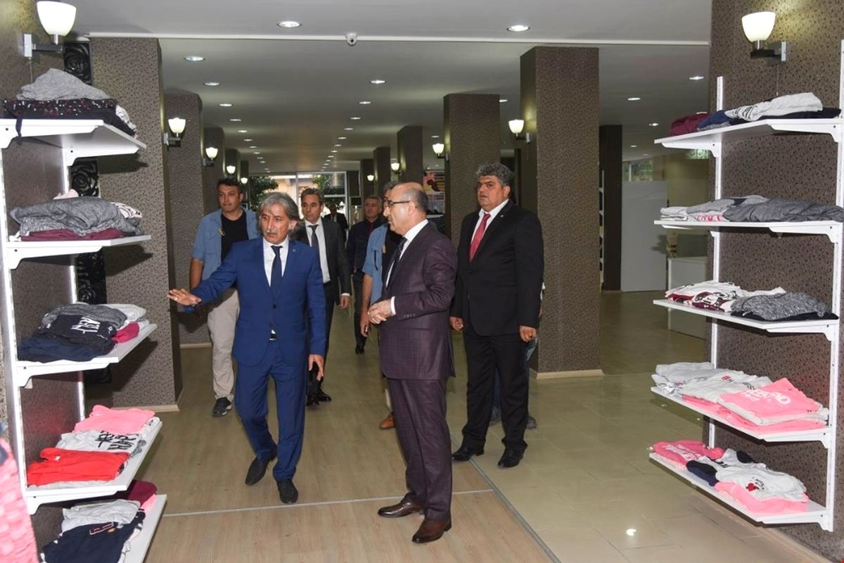 Vali Demirtaş, Sosyal Market ve Gıda Bankası\'nda İncelemelerde Bulundu