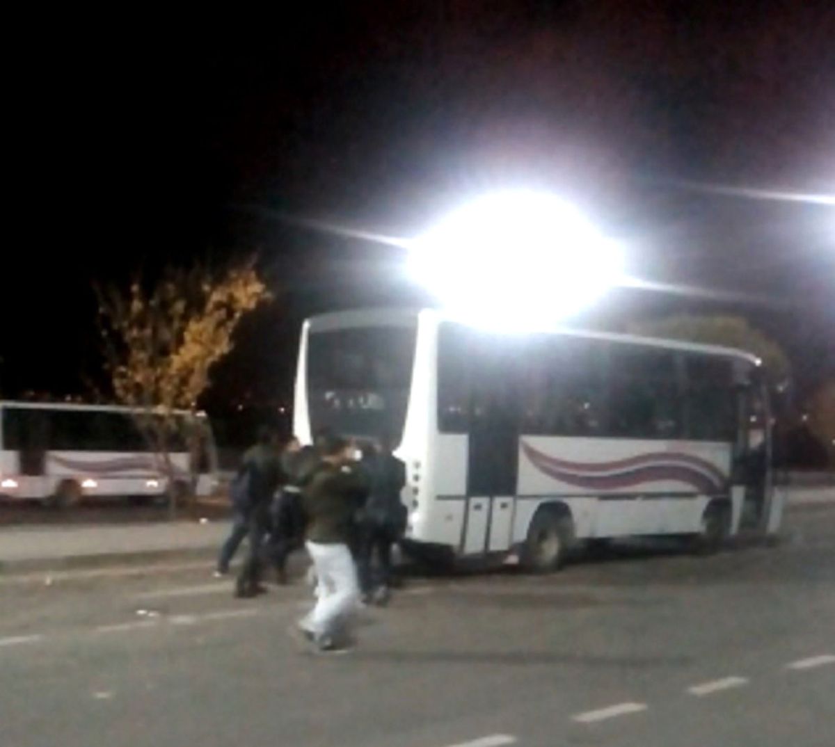 Yolda Kalan Midibüsü Öğrenciler İtti
