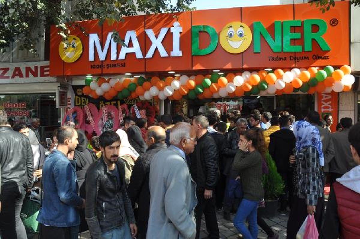 1 TL\'lik Döner Ekmek İzdihamı
