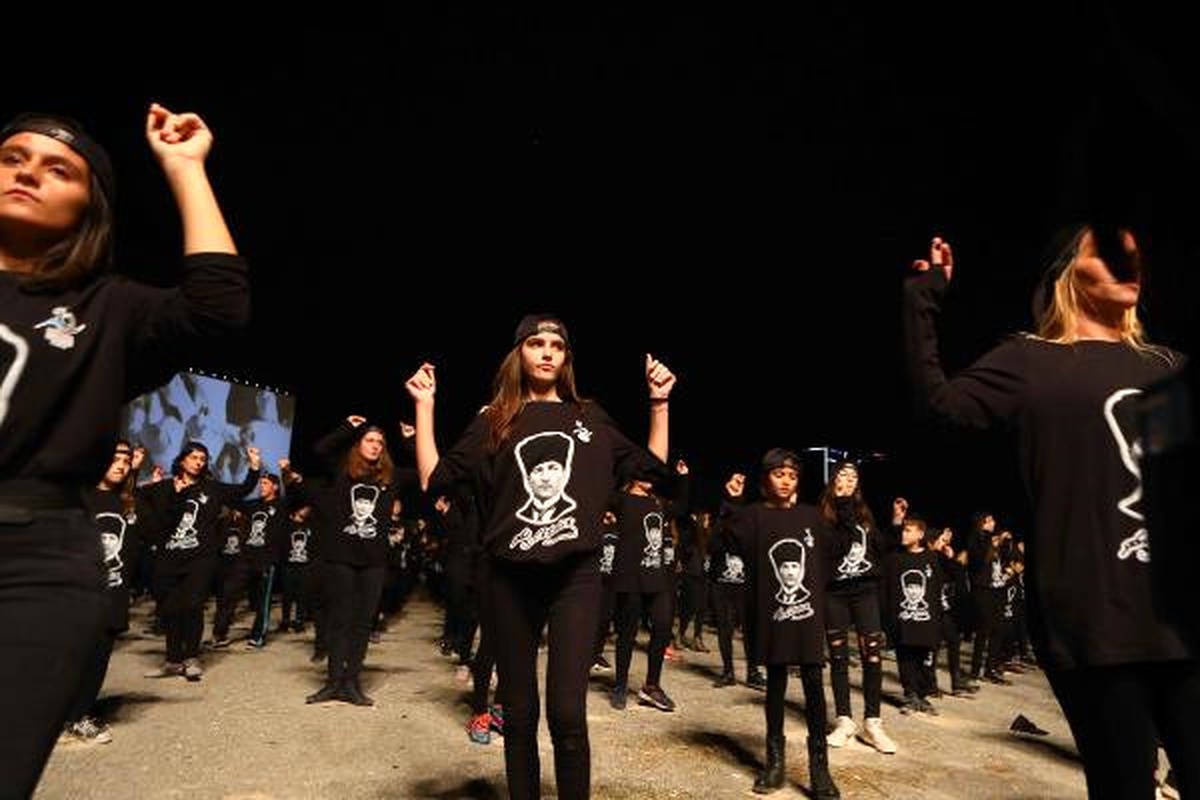 4 Bin Kişi Zeybek Oynadı, Atatürk\'ün Kalpaklı Portresini Oluşturdu