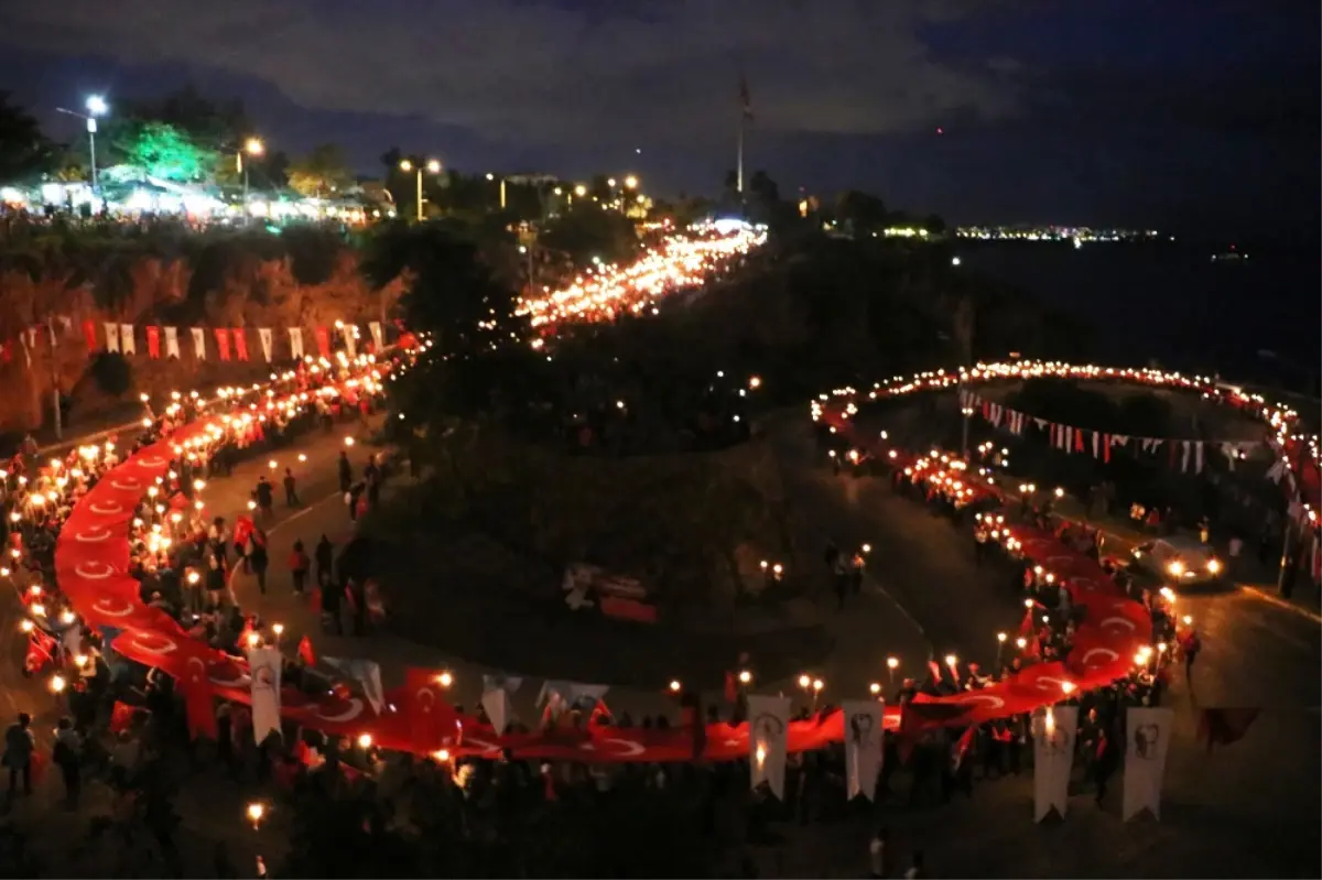 600 Metrelik Türk Bayrağıyla 4 Kilometre Yürüdüler