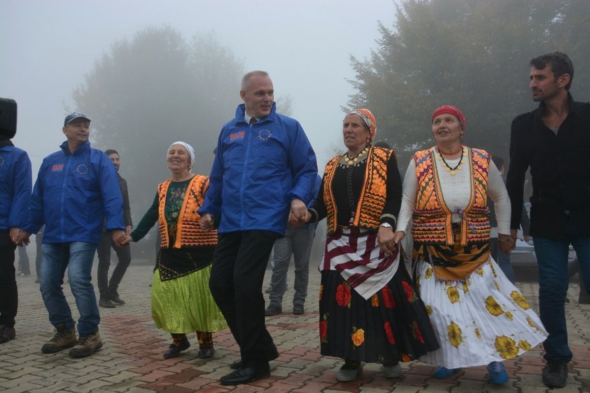 AB Temsilcisinden Horon Gösterisi