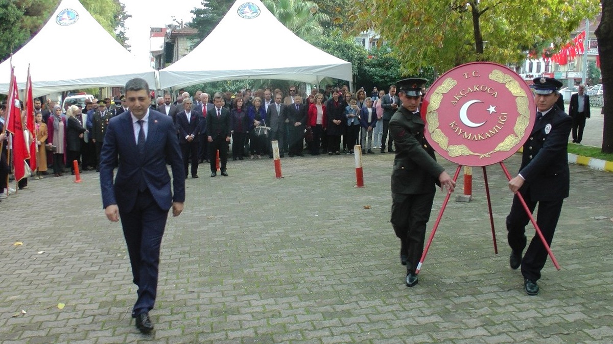 Akçakoca\'da 29 Ekim Cumhuriyet Bayramı Çelenk Sunumu ile Başladı