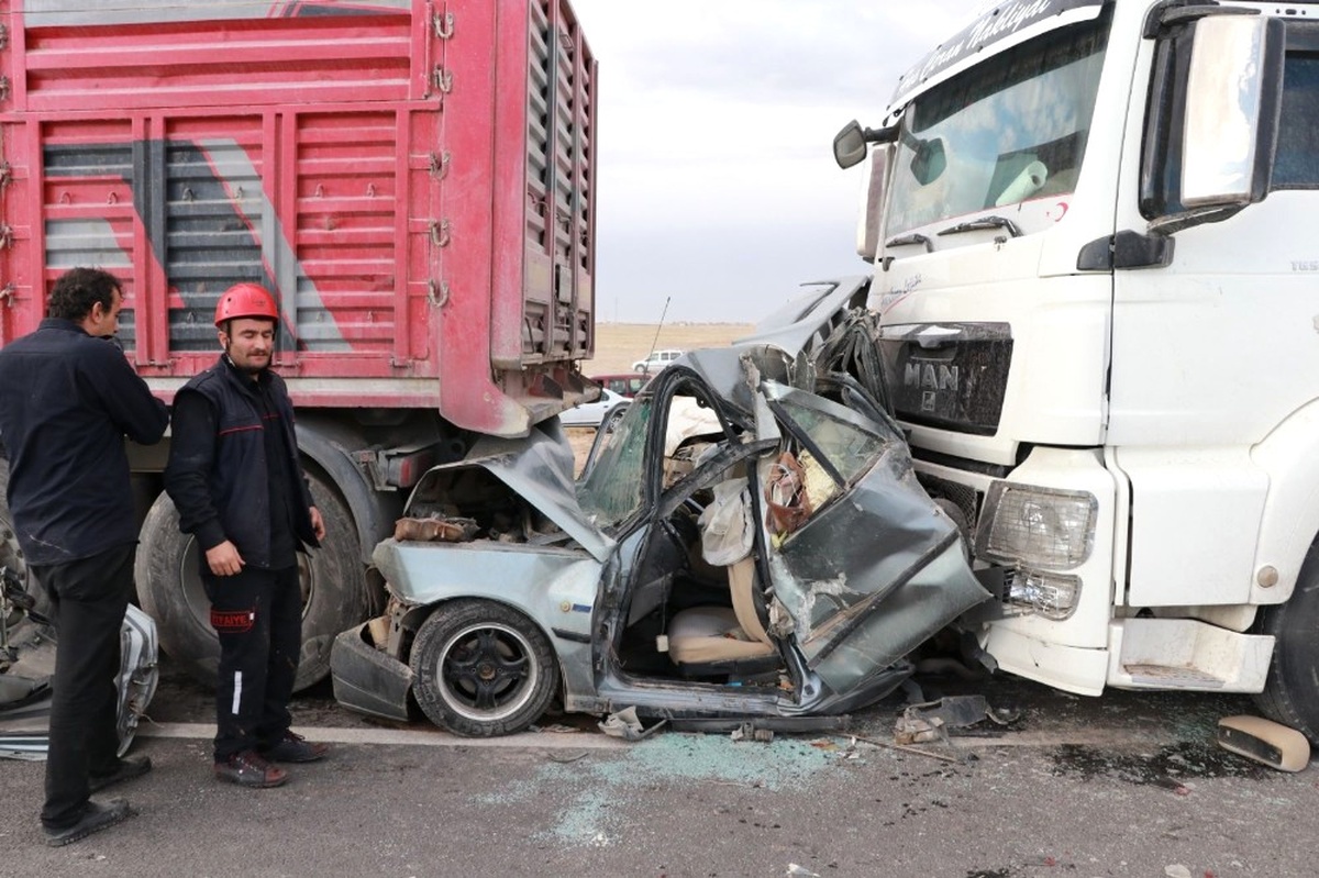 Aksaray\'da Kum Fırtınası Zincirleme Kazaya Sebep Oldu: 2 Ölü, 19 Yaralı