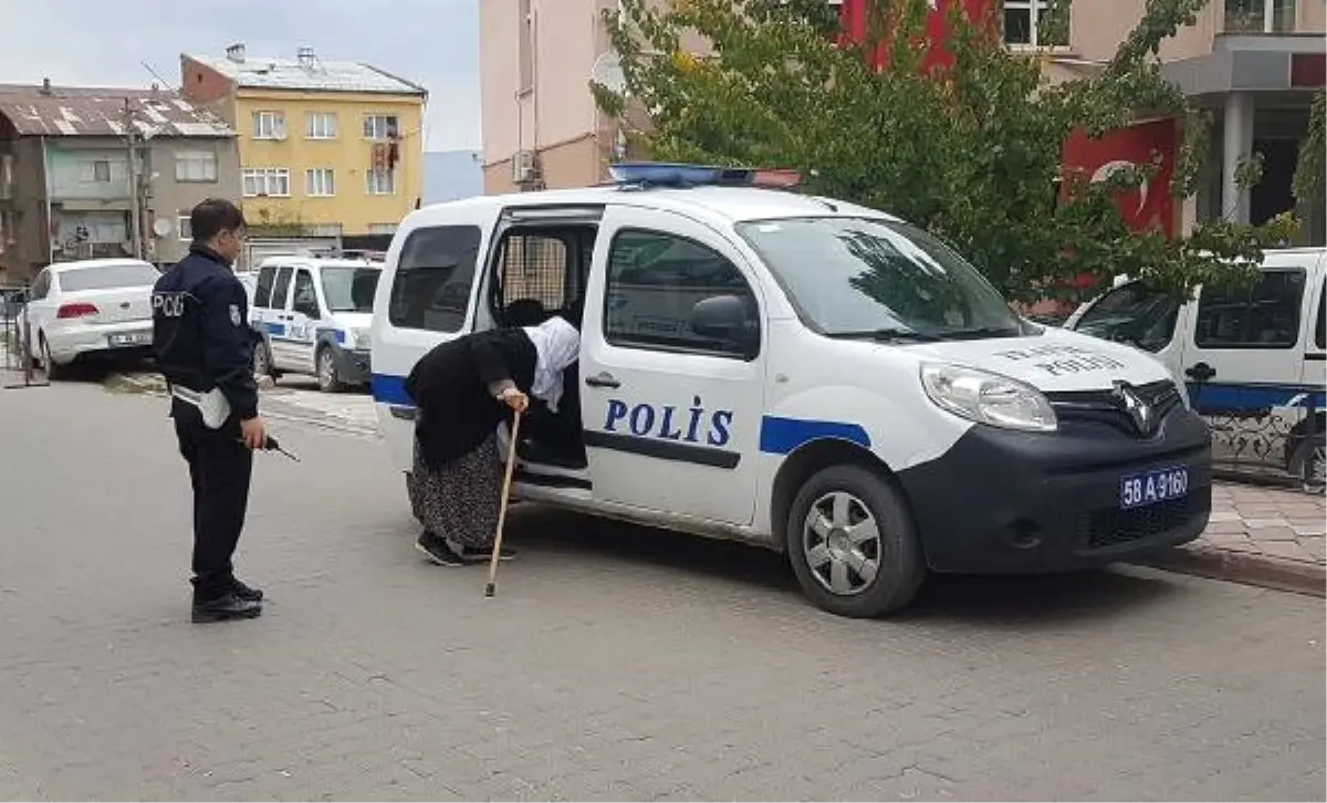 Alışverişten Dönen Yaşlı Kadını Eve Polis Götürdü