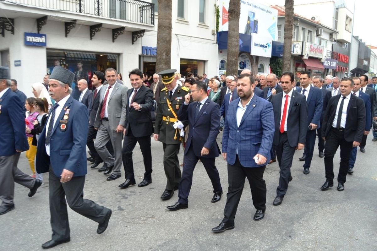Ayvalık\'ta Cumhuriyet İçin Yürüdüler