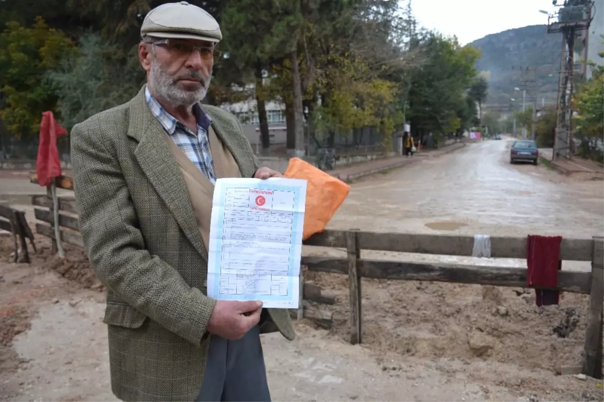 Belediyeye Kızdı, Sokak Olarak Kullanılan Arsasını Trafiğe Kapattı