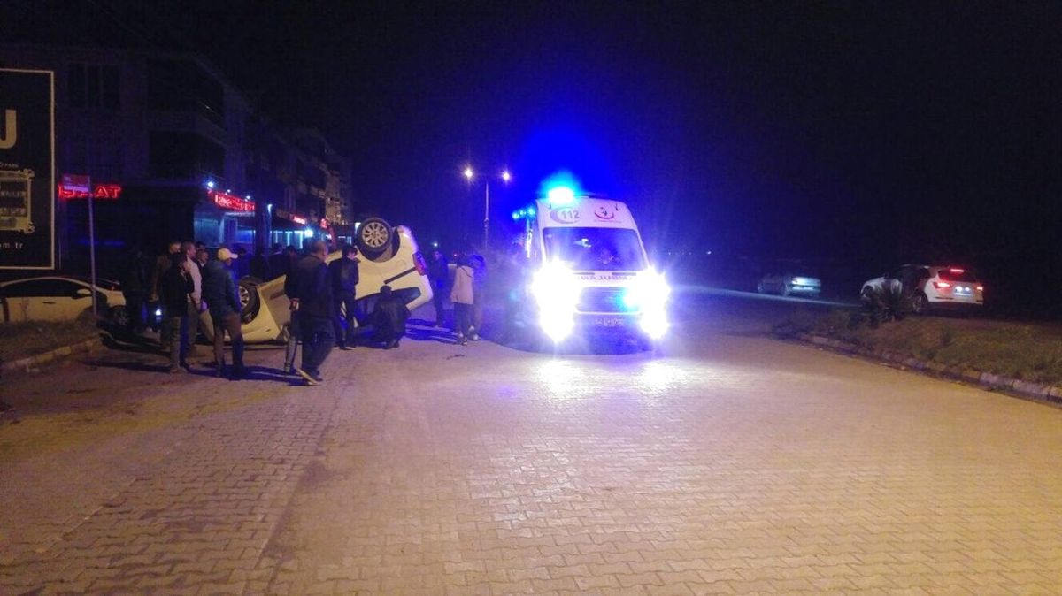 Direksiyon Hakimiyetini Kaybetti Devrildi: 2 Yaralı
