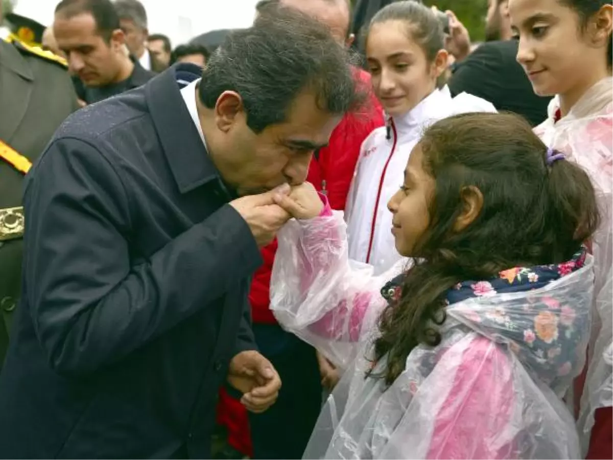 Diyarbakır Valisi, Çelenk Sunma Töreninde Kız Öğrencinin Elini Öptü