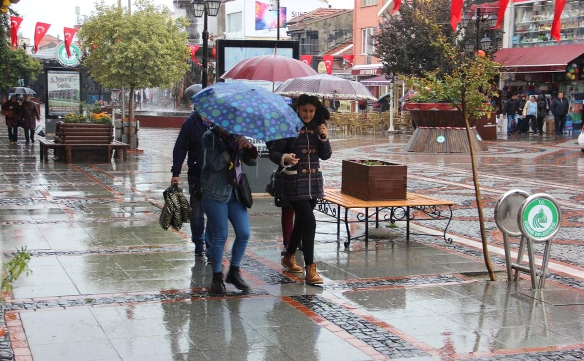 Edirne\'de Sağanak Yağış Devam Ediyor