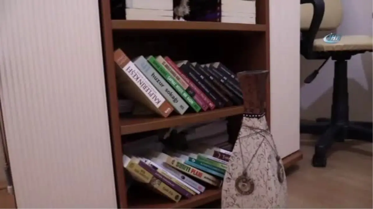 Evin Bir Odasını Kütüphane Yaptı, Sonra Kitap Yazdı