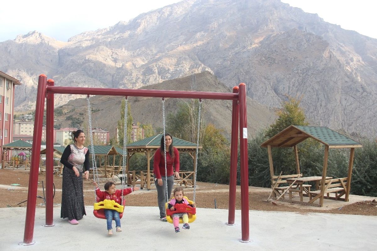 Hakkari Medrese Mahallesi İlk Defa Çocuk Parkı ile Tanıştı