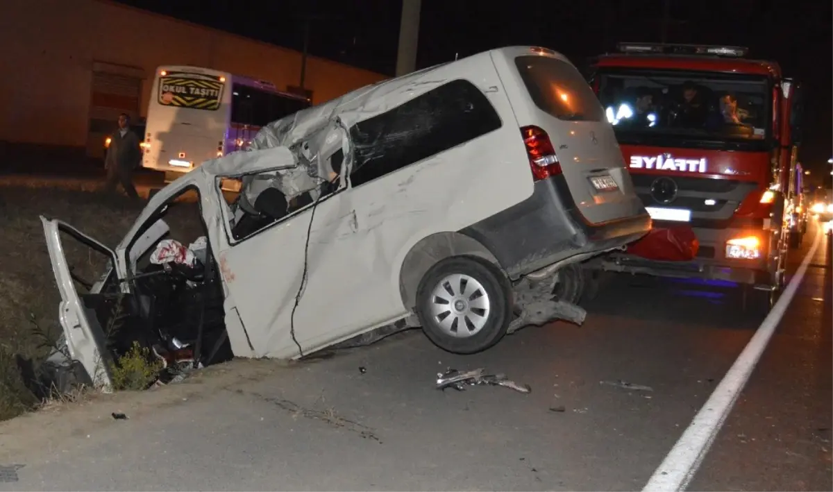 İki Araç Kafa Kafaya Çarpıştı: 2 Ölü