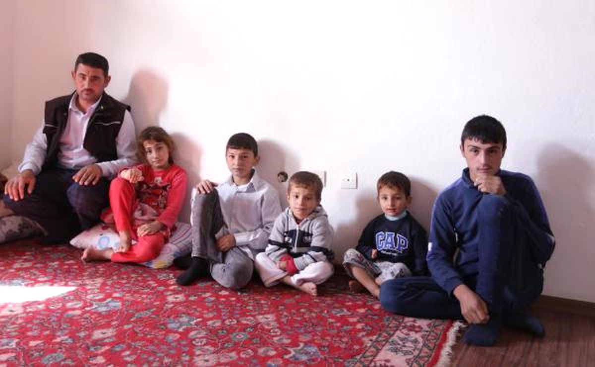 Iraklı Baba, Çocuklarının Tedavisi İçin Geçici Kimlik Bekliyor