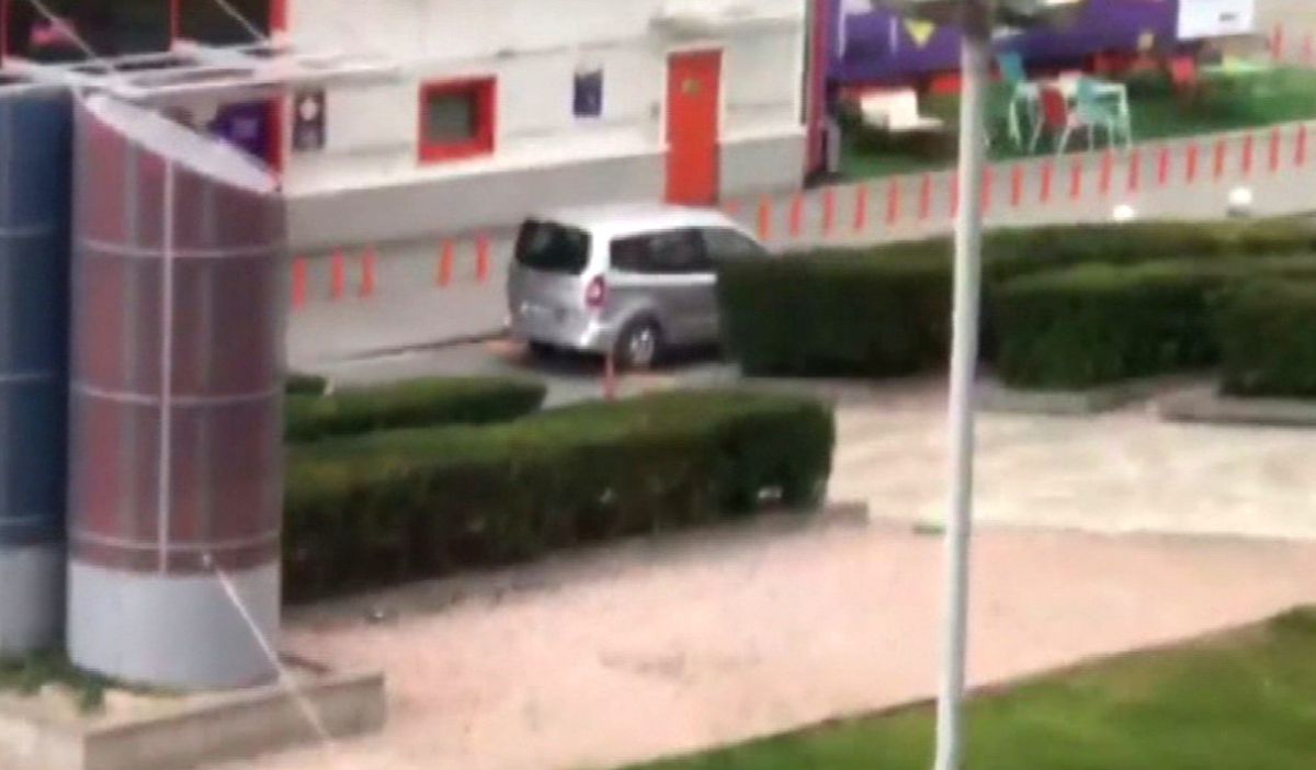 İstanbul\'da Avm Önünde Şüpheli Araç Paniği