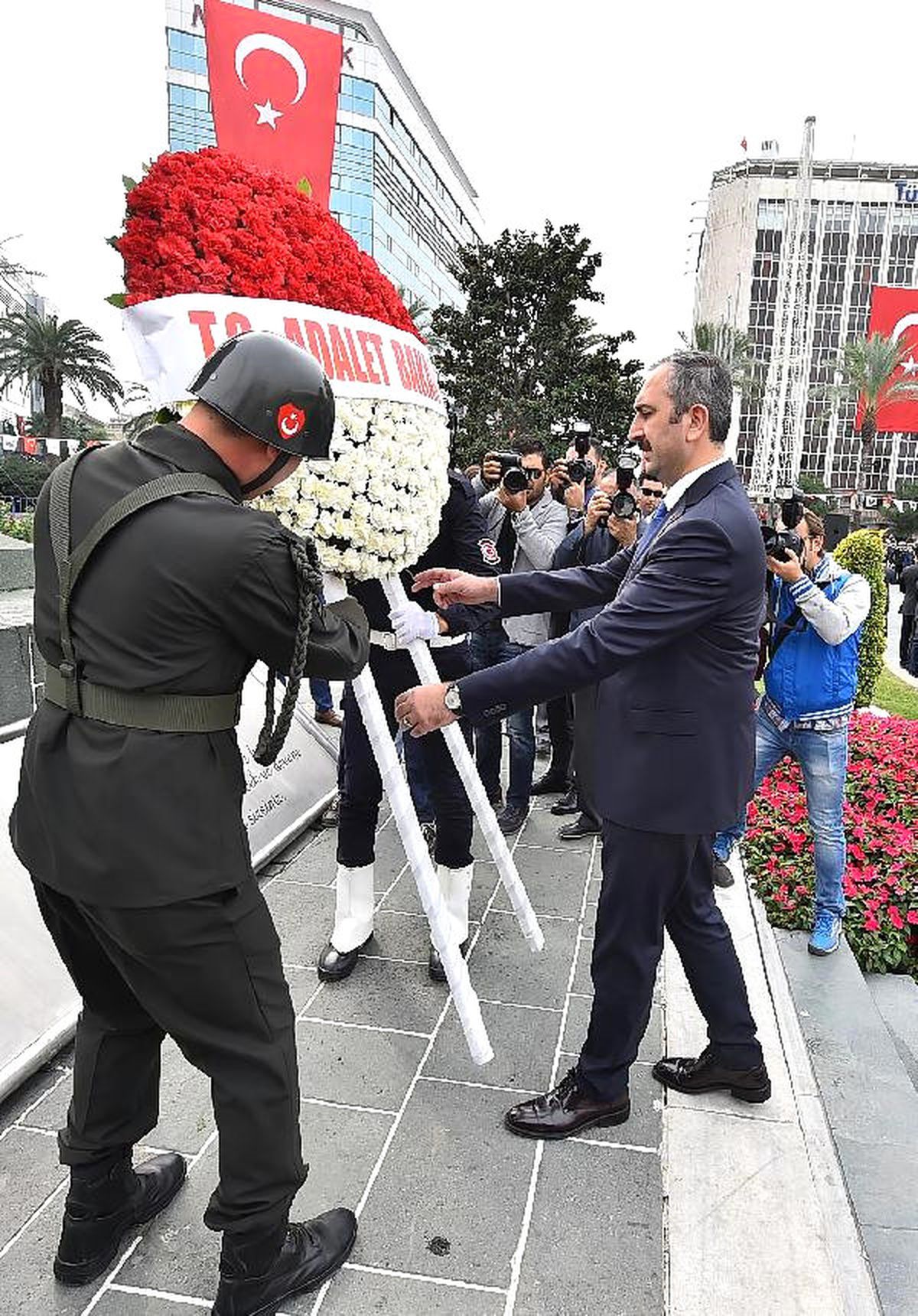 İzmir\'de Kutlamalar Bakan Gül\'ün Katıldığı Törenle Başladı