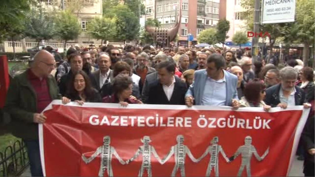Kadıköy\'de "Tutuklu Gazetecileri İçin Özgürlük" Yürüyüşü