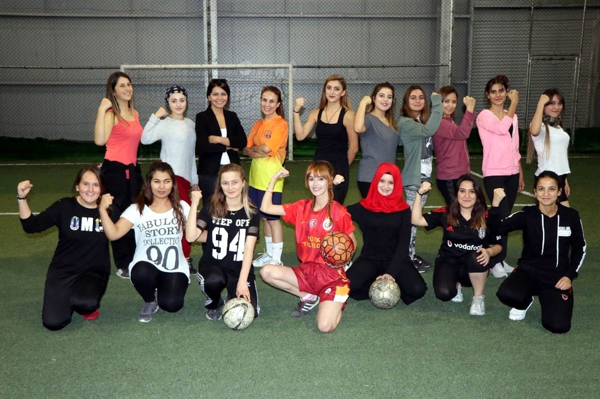 Kadınlar, Erkek Şiddetine Dikkat Çekmek İçin Futbol Takımı Kurdu