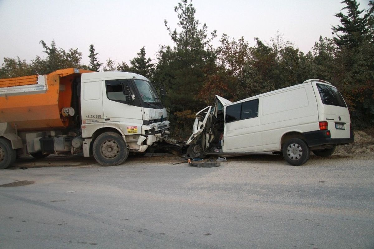 Kamyon ile Minibüs Kafa Kafaya Çarpıştı: 1 Ölü