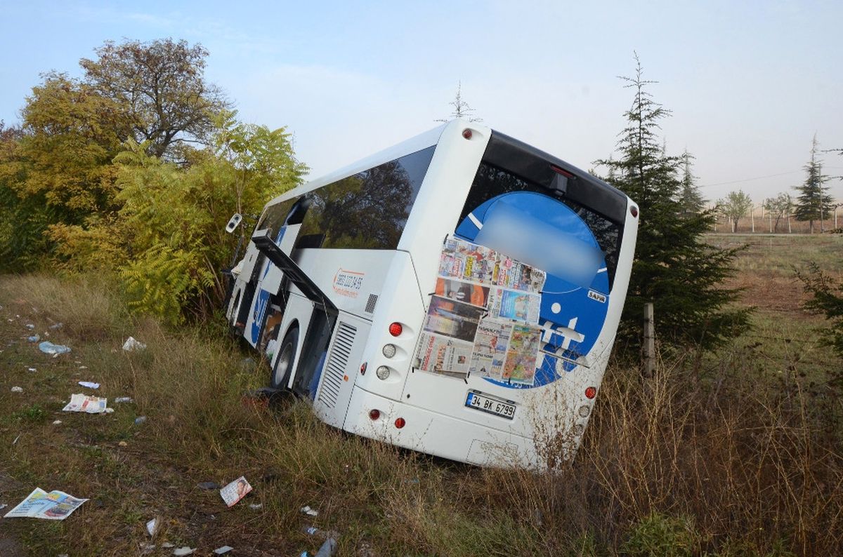Kamyon Otobüsle Çarpıştı: 15 Yaralı