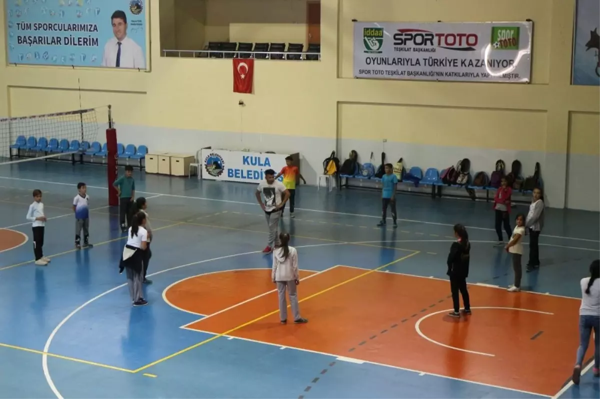 Kula\'da Badminton Eğitimlerine Başlandı