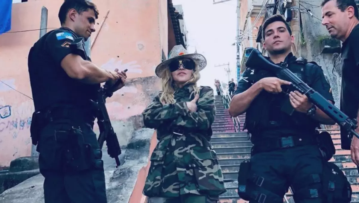 Madonna\'nın Brezilya Polisi ile Fotoğrafına Tepki Yağdı