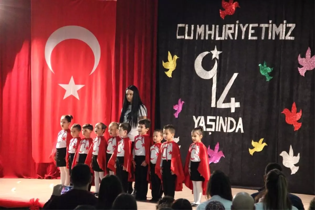 Minik Öğrencilerin Cumhuriyet Bayramı Coşkusu