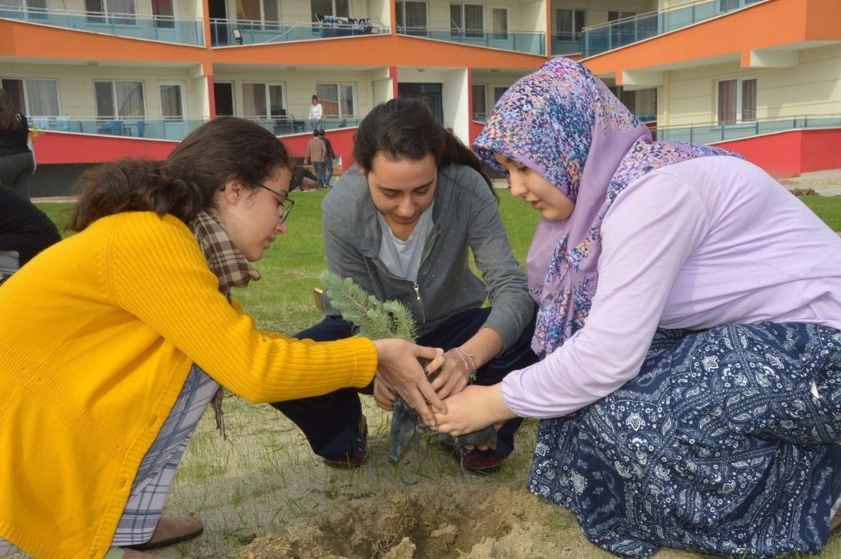 Öğrencilerden Cumhuriyetin 94. Yıl Dönümü İçin 94 Fidan