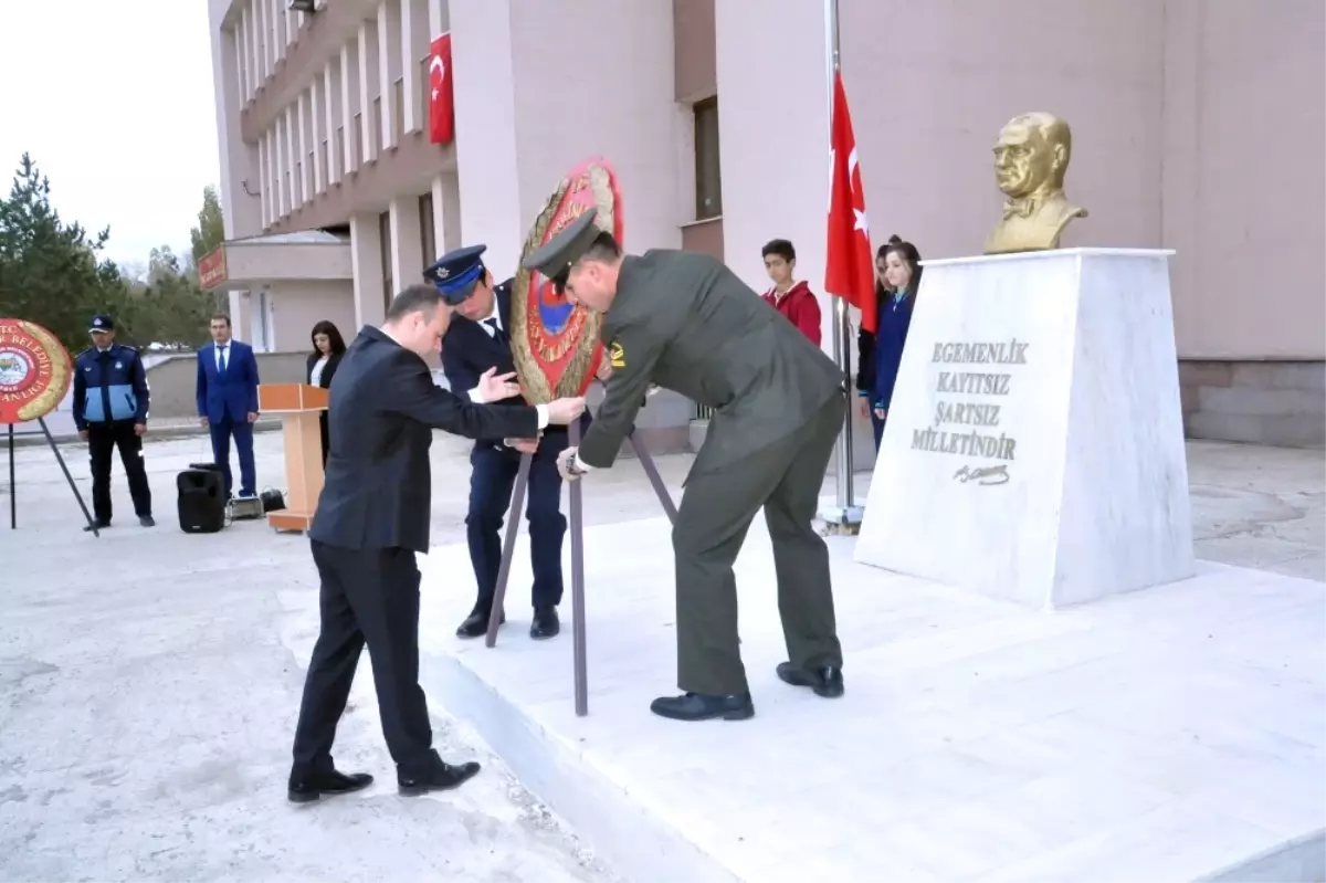 Pasinler\'de Cumhuriyetin 94. Yıl Dönüm Etkinlikleri Çelenk Sunumuyla Başladı