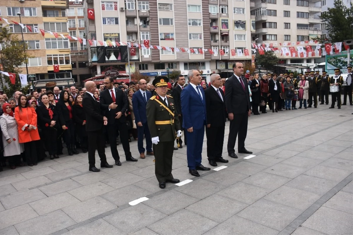 Protokolden Atatürk Anıtına Çelenk