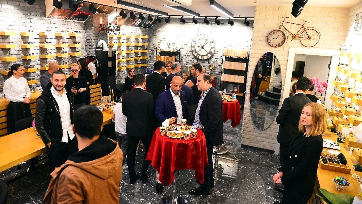 Sabri Sarıoğlu, Optik Dükkanı Açtı
