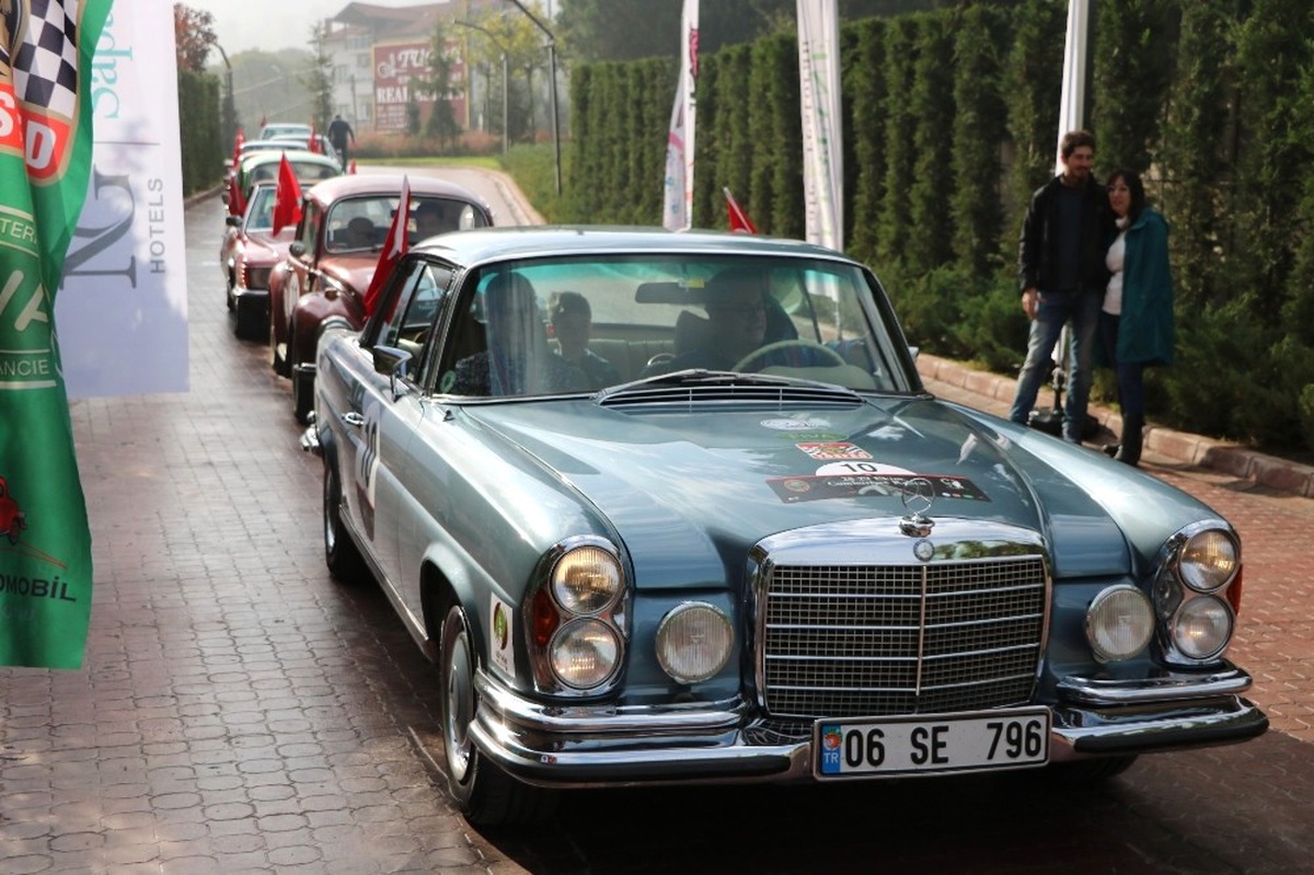 Sakarya\'da Klasik Araçlarla \'Cumhuriyet Rallisi\' Gerçekleşti