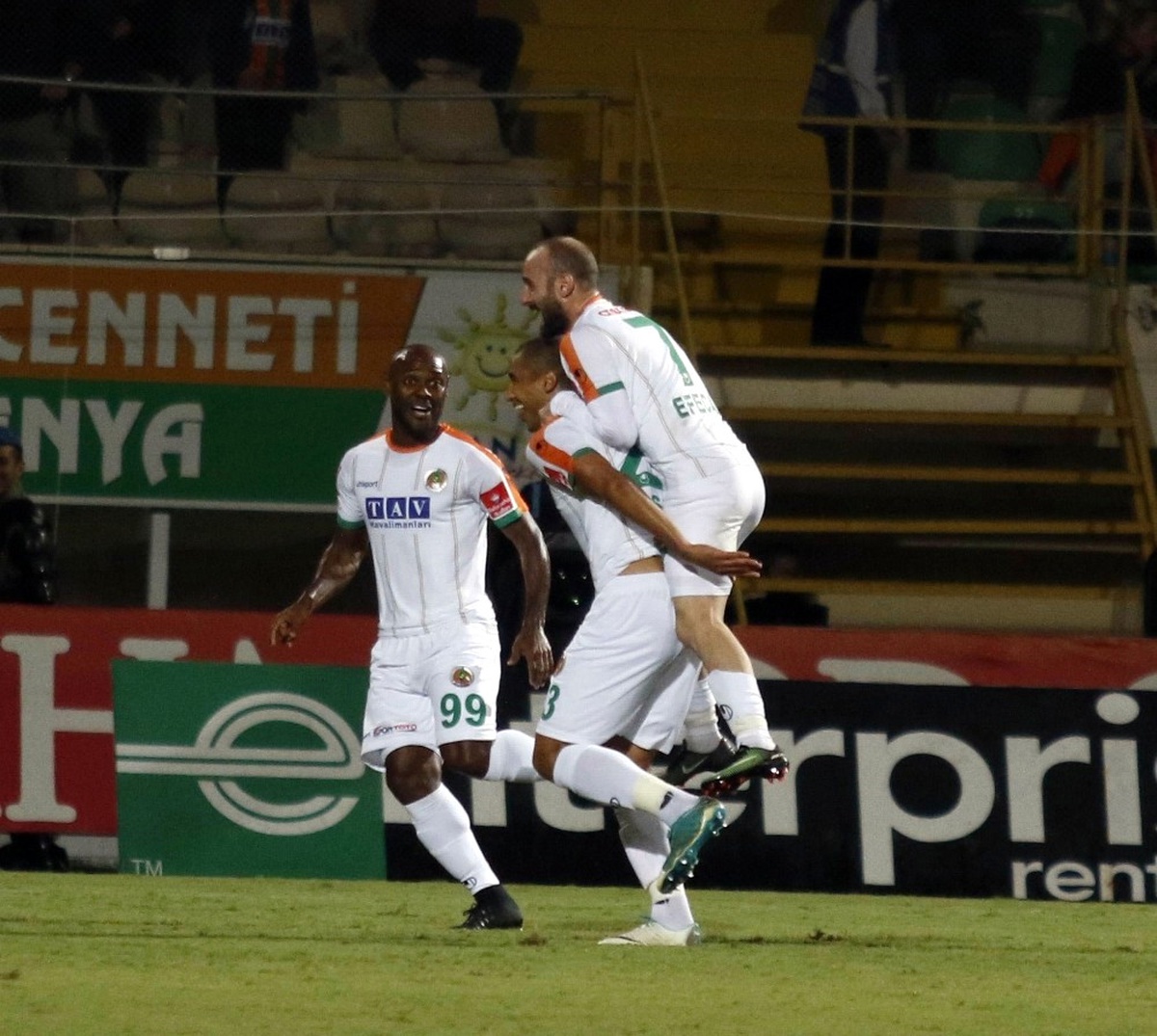 Süper Lig: Aytemiz Alanyaspor: 1 - Beşiktaş: 1 (İlk Yarı)