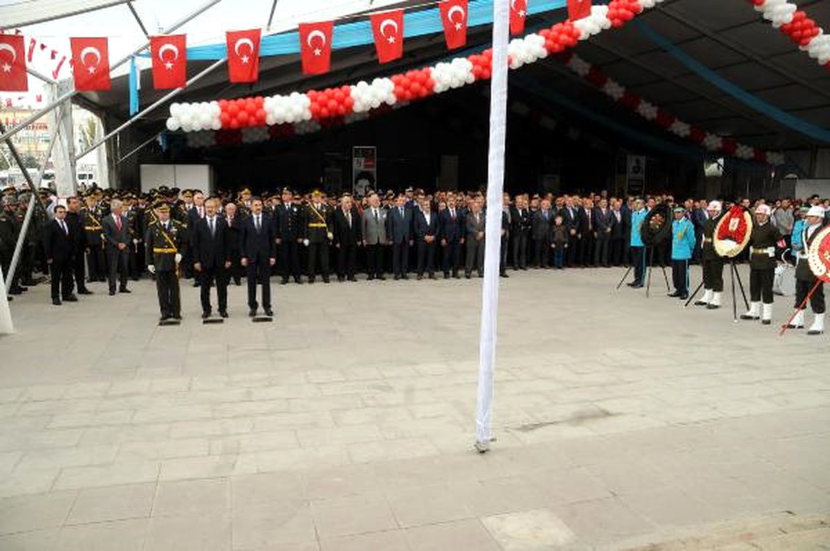 Tokat\'ta Atatürk Anıtı\'na Çelenk Sunuldu