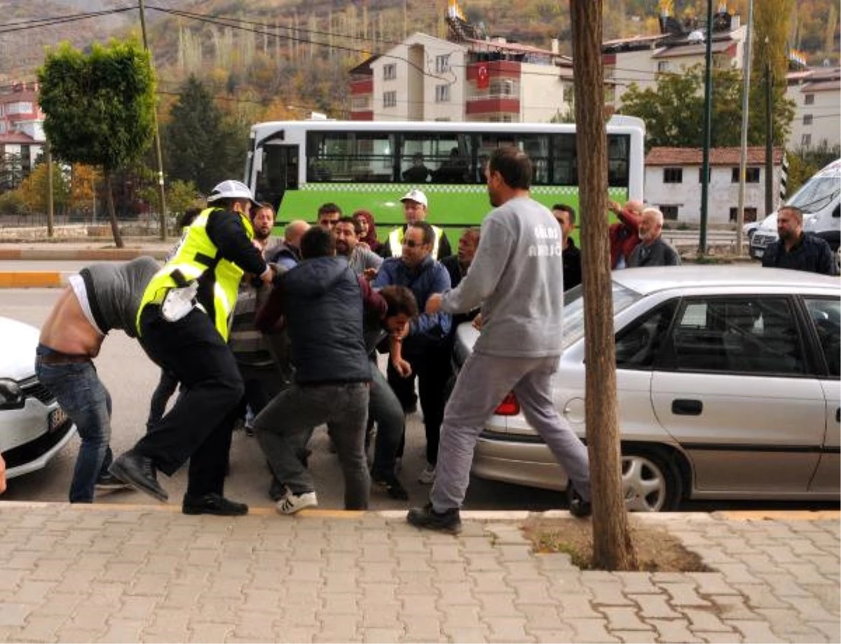 Tokat\'ta Trafik Kazası Sonrası Sürücüler Yumruk Yumruğa Kavga Etti