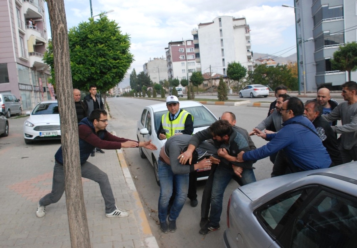 Trafik Kazası Sonrasında Tekme Tokat Kavga Çıktı