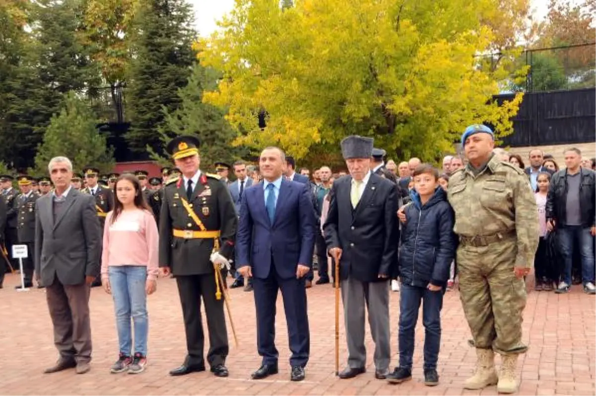 Tunceli Valisi Sonel, Şehit Ailesi ve Gazilerle Birlikte Anıta Çelenk Sundu