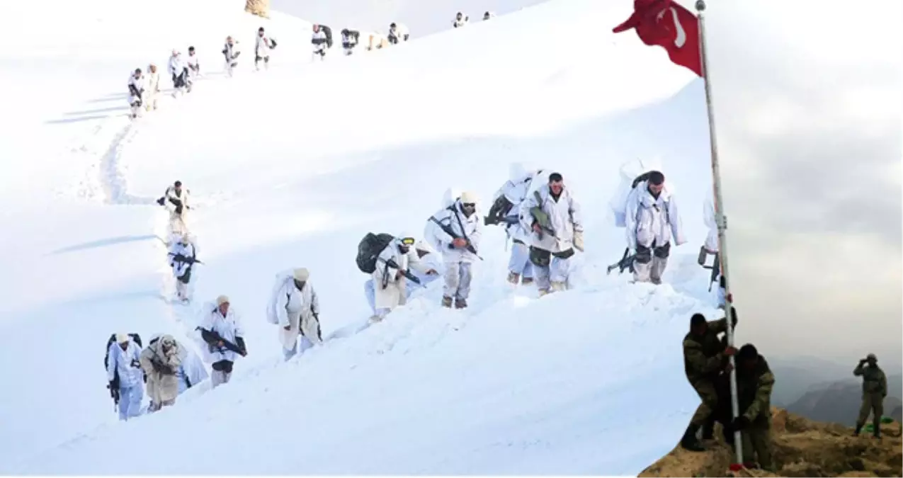 Türk Askeri, Kuzey Irak\'taki Kokozer Dağı\'na Bayrak Dikti