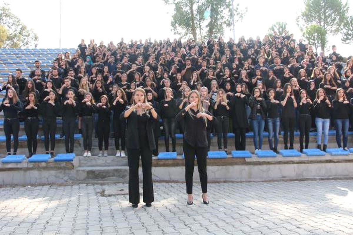 Üniversiteliler, İşaret Diliyle İstiklal Marşı\'nı Okudu