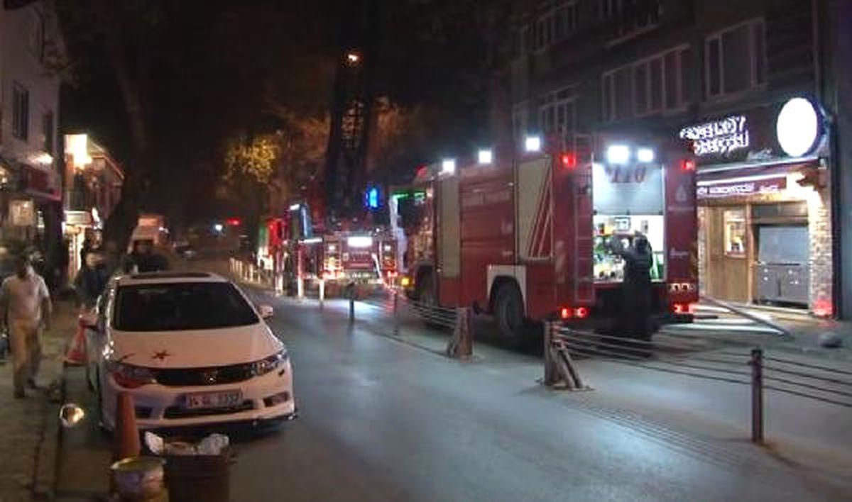 Üsküdar\'da Çatı Yangını